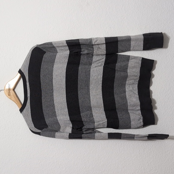 4/$12 2010 Old Navy Striped V-Neck Preppy Sweater size Small - Picture 7 of 13